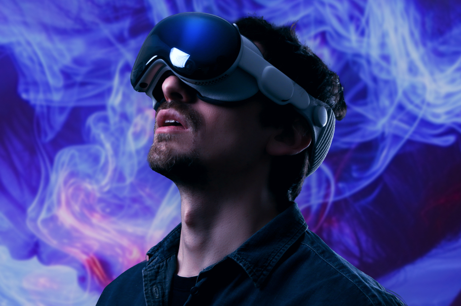 Muškarac koji nosi VR headset gleda gore, uronjen u virtuelno iskustvo, sa dinamičnim plavim i ljubičastim efektima koji podsećaju na dim u pozadini.